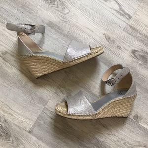 Vince Camuto Silver Espadrille w/ankle buckle Great shape/see soles Size 8